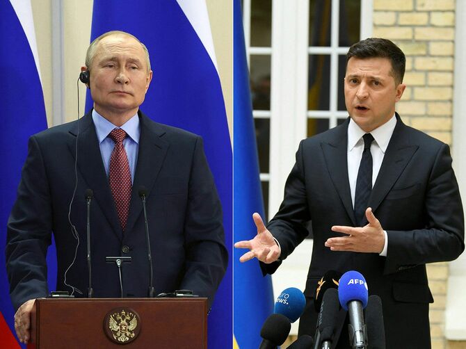 ギリシャ首相との共同記者会見に臨むロシアのウラジーミル・プーチン大統領（左）と2021年4月16日パリのウクライナ大使館で記者会見するウクライナのヴォロディミル・ゼレンスキー大統領（右）
