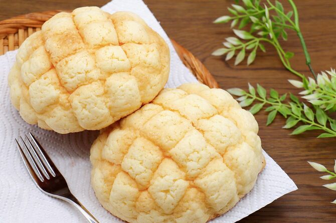 メロンパンは日本発の甘いパンの一種です。