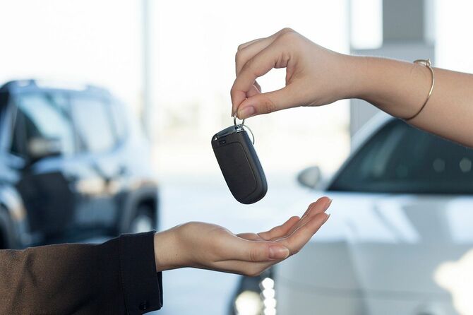 自動車の鍵を渡す人