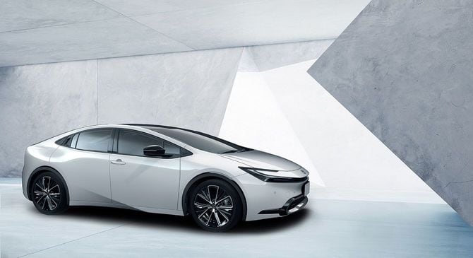 プリウス 2.0L PHEV プロトタイプ／プラチナホワイトパールマイカ