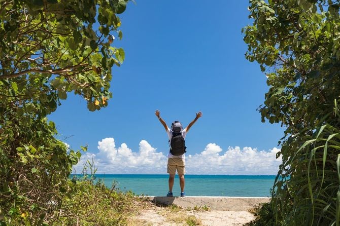 沖縄旅行をしている男性
