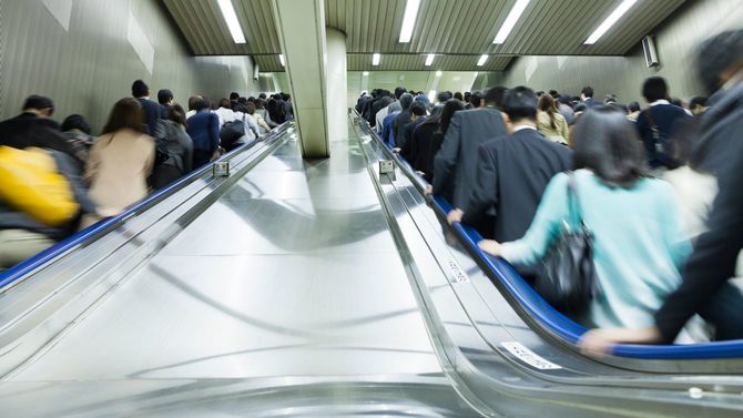 通勤時間帯の東京駅