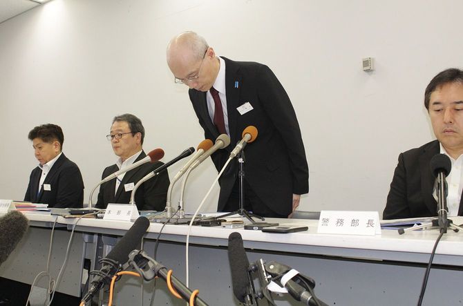 記者会見で謝罪する鹿児島県警の野川明輝本部長(右から2人目)=2024年6月21日、鹿児島市