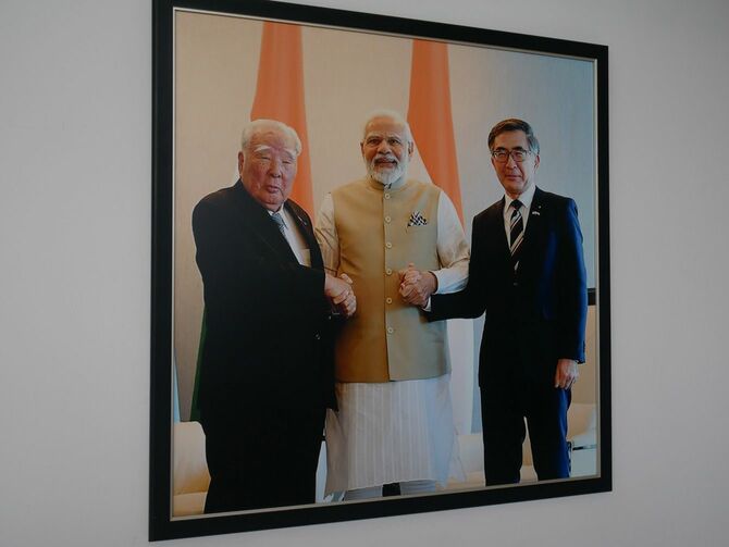 インドのディーラーに飾られている写真