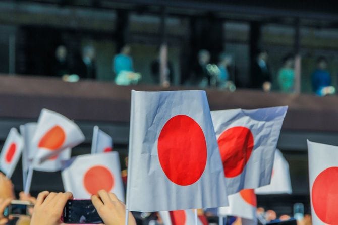 新年一般参賀で日の丸を振る人々