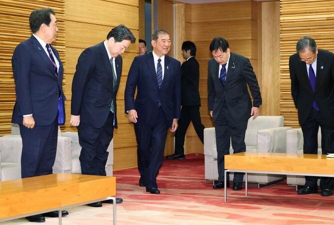 閣議に臨む石破首相ら