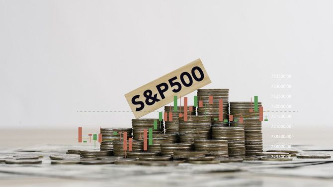 コインの上にのせたS＆P 500と書かれた木製キューブ