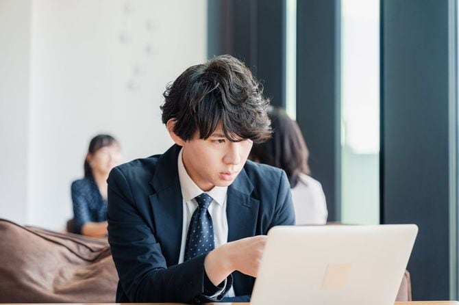 オフィスでPCと格闘するビジネスマン