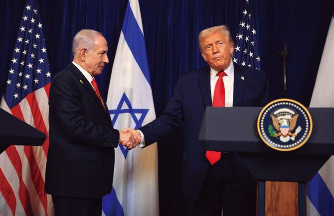 記 者会見を行うトランプ大統領(右)とイスラエ ルのネタニヤフ首相