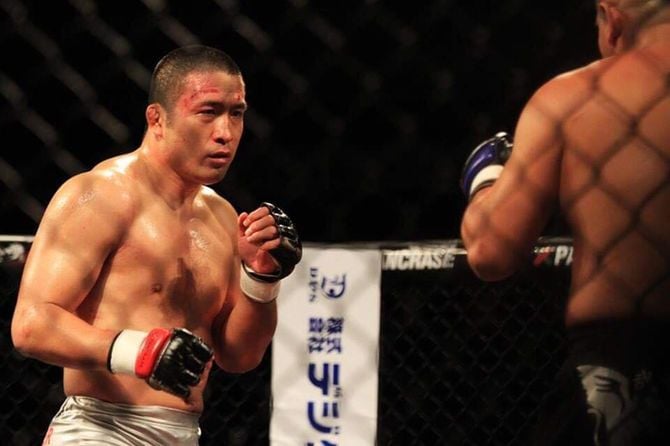 引退試合で桜木裕司選手と対峙する大山峻護氏