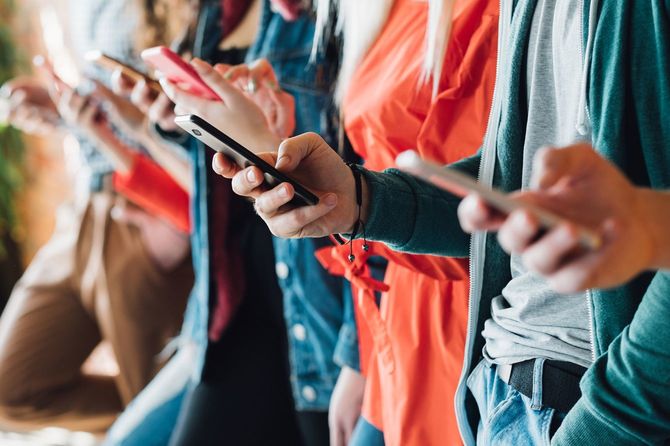 スマートフォンを持つ若者たち