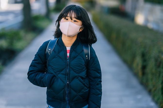 カメラを見つめる女子小学生