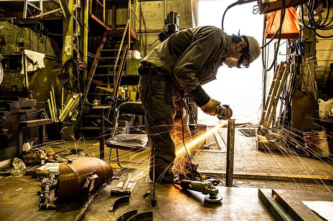 工場で作業する人のイメージ