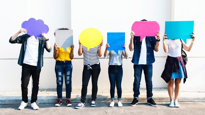 吹き出しを手にするティーンエージャー