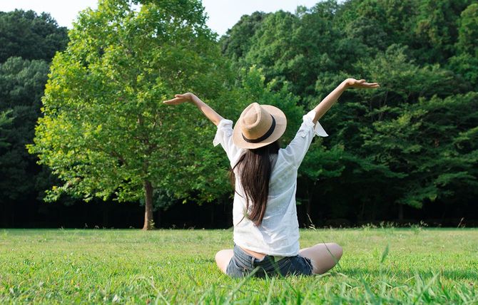女性の芝生でリラックス