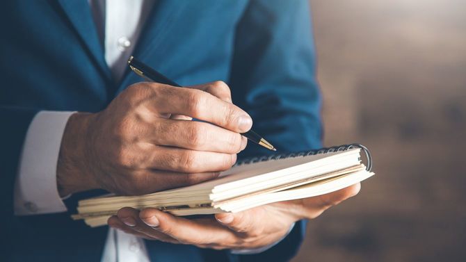 メモを取る男性の手元