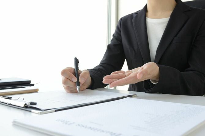 クライアントに提案をするビジネスウーマン