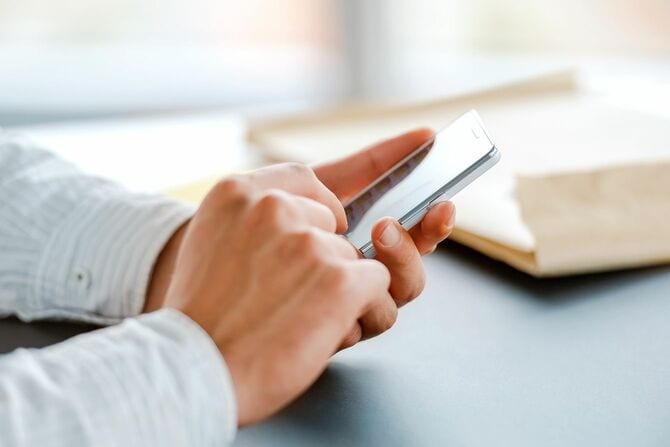 スマートフォンを使用したビジネスパーソン
