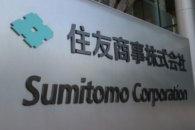 大手総合商社の住友商事本社が入るビルの前に掲げられた看板=2024年2月14日、東京都千代田区