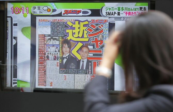 ジャニーズ事務所社長のジャニー喜多川さんの死去を伝える街頭テレビ＝2019年07月10日、東京・有楽町