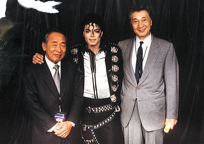 スーパースターの頂点を極めたマイケル・ジャクソンと。彼の来日は当時奇跡と言われた。左は元キョードー東京会長の嵐田三郎氏。