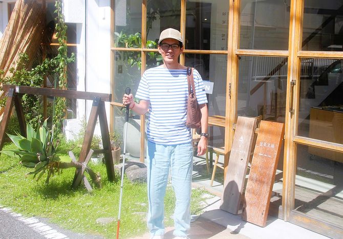1979年、千葉県館山市生まれ。2016年4月に失明するまでは、アパレルやインテリア業界を経て、フリーランスの営業・PRとして活動してきた