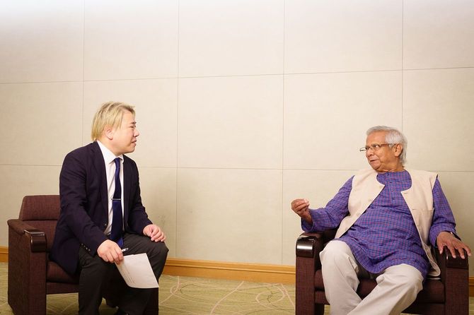 経済学者のモハマド・ユヌス博士（写真右）とインタビューを行う国際教育評論家・村田学氏