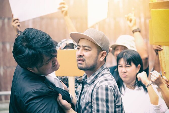 暴力的な抗議者