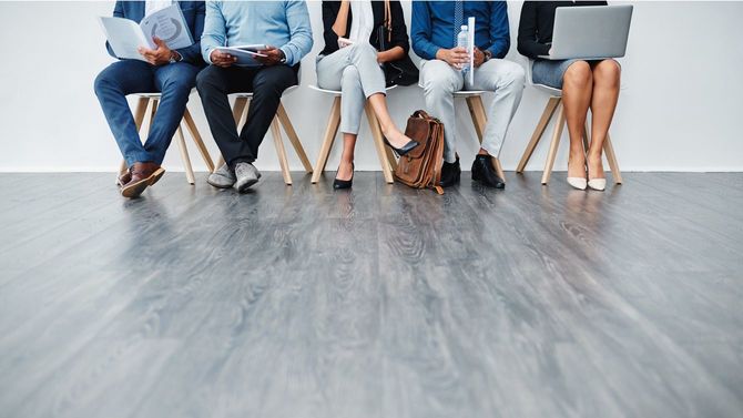 採用面接を待つ人々