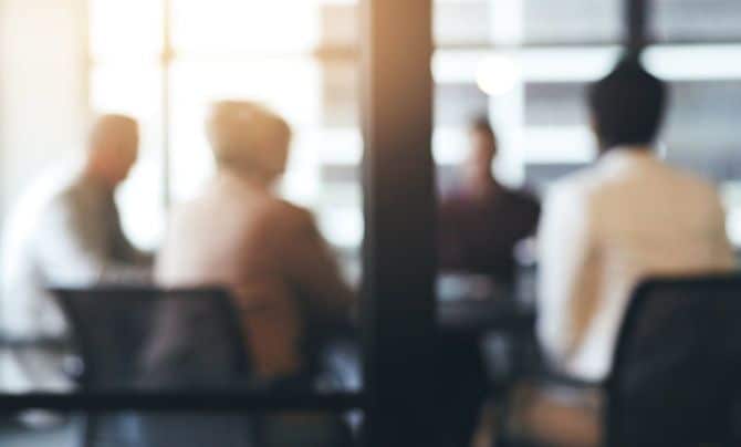 会議をする人たちのイメージ