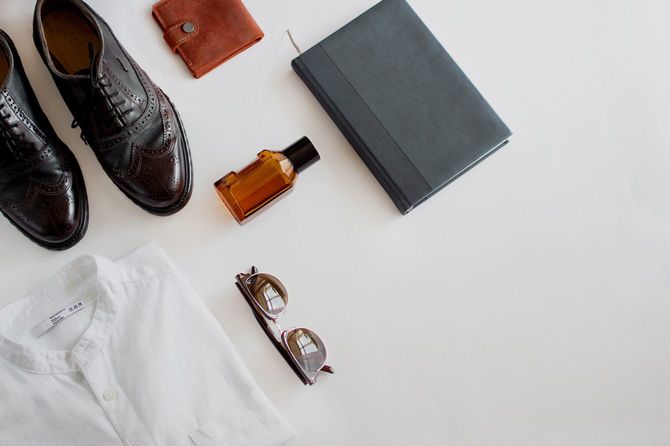 男性の衣装。シャツと靴、小物のクローズアップ