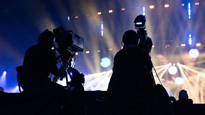 客席には撮影スタッフのみのライブ公演