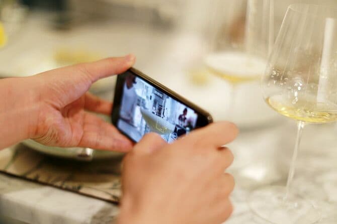 スマホで撮影する手元