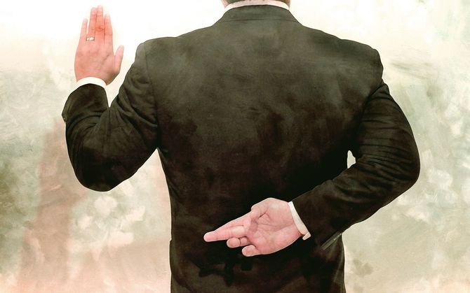 左手で宣誓を近い、後ろ手の右手は裏切りのハンドサイン