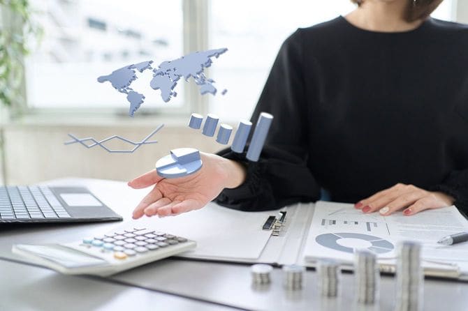 世界経済の成長を説明している女性のイメージ