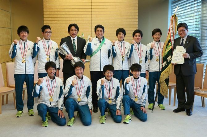 第92回東京箱根間往復大学駅伝競走で総合優勝を果たした青山学院大学陸上競技部による安倍元総理への表敬