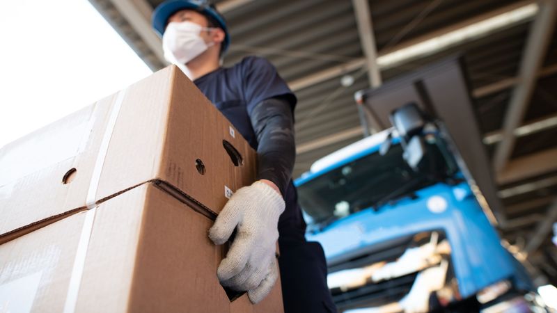 男性はペットボトル､女性はビニール袋で用を足すしかない…トラック運転手の人手不足が改善しない根本原因 停まっても違反､停まらなくても違反になる現状