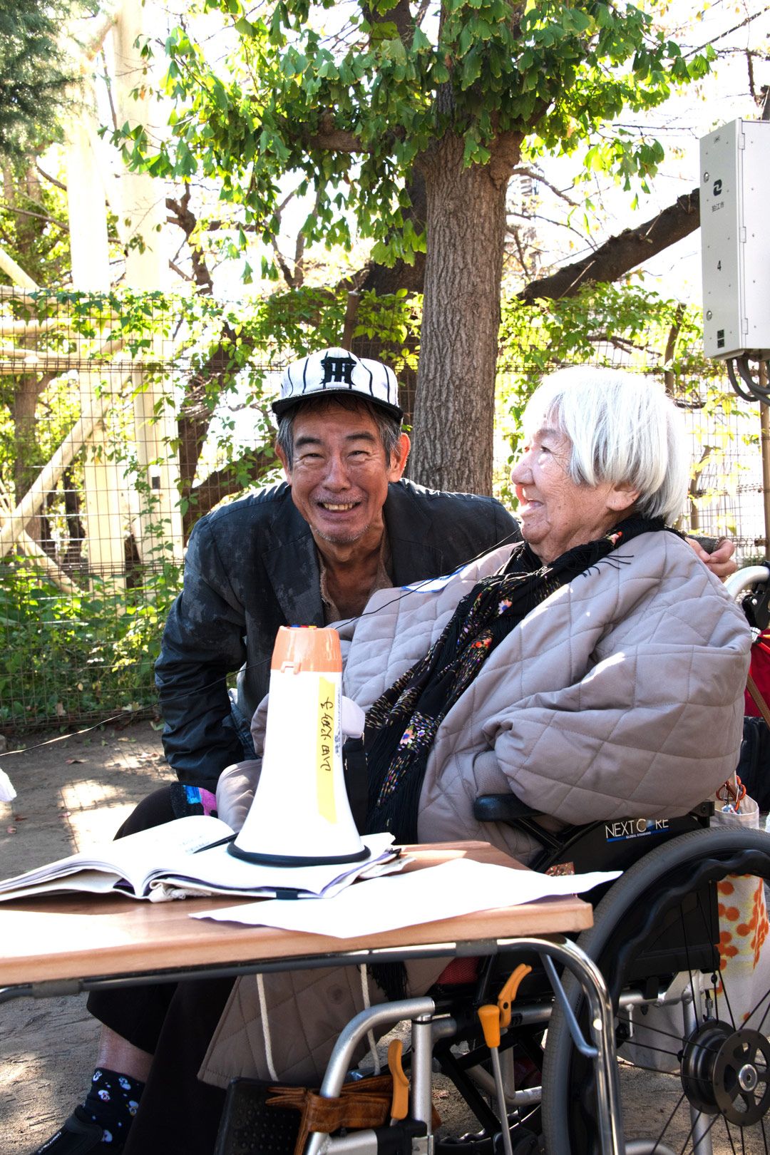 「わたしのかあさん―天使の詩―」撮影現場の山田火砂子監督（右）と俳優の小倉蒼蛙さん（左）