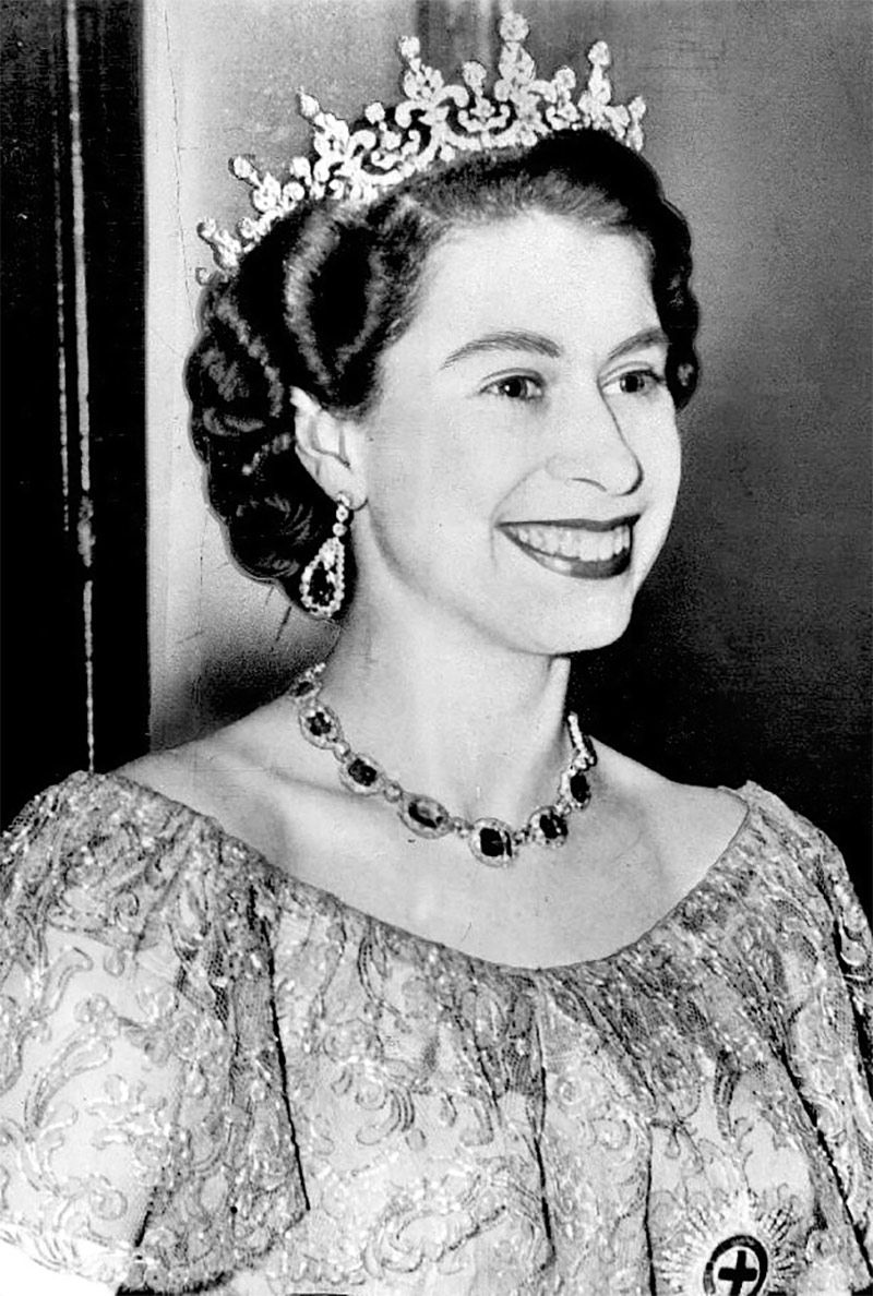 1953年2月、ロイヤルドレスを着たエリザベス女王