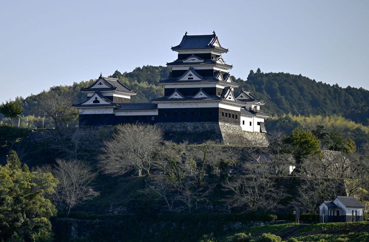 丘にそびえる大洲城＝愛媛県大洲市