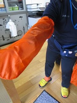 訪問看護師の小畑雅子さんがマッサージに使っていたマルチグローブ。