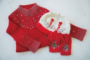 麻衣子さんが幼い頃、クリスマスのプレゼント用に母が用意してくれたもの。既製品のセーターと手袋、帽子に細かいビーズやスパンコールを1つずつ縫い付けてある。思い出の品として今も大切に残している。
