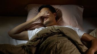 入眠を助けるよりむしろ"中途覚醒"を起こす…しっかり寝ても倦怠感が残る人が寝る前に行う"愚かな習慣"