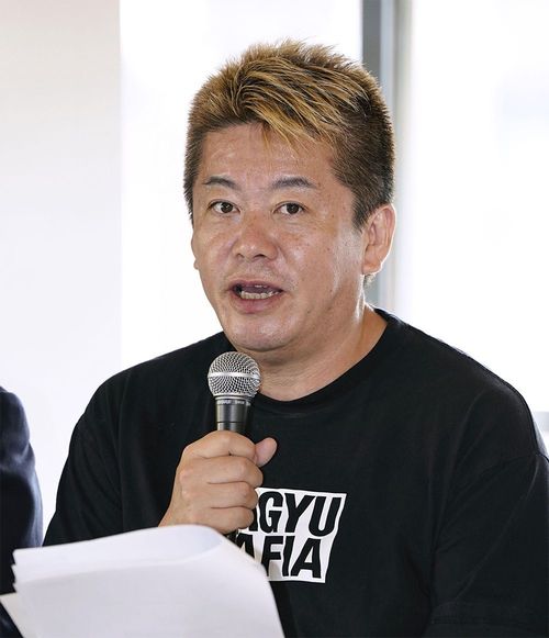 記者会見で新たな経営方針などについて説明するFMラジオ局「CROSS FM」会長の堀江貴文氏＝2023年9月22日午前、北九州市