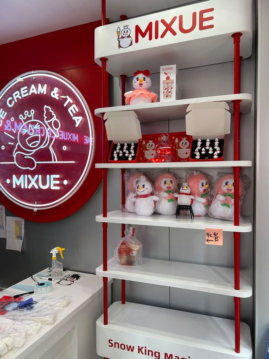 立教大学近くにある池袋店では、グッズ販売コーナーも準備中。公式キャラクターの「雪王」は、中国でも人気のキャラになっている。