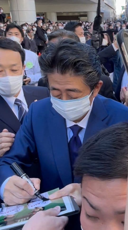 サインに応じる安倍元首相