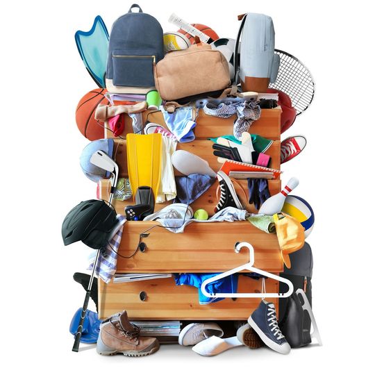 ドレッサーに入りきらずにあふれている服や靴やカバン