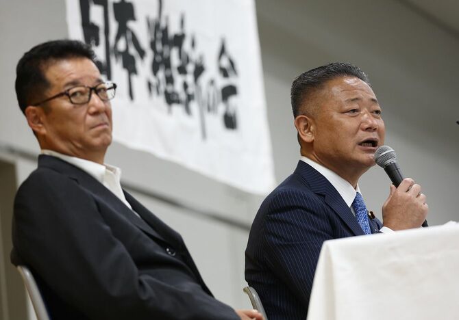 日本維新の会の新代表に選出され、記者会見する馬場伸幸氏（右）。左は松井一郎前代表＝2022年8月27日、大阪市中央区