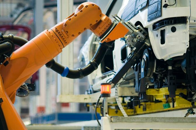 自動車産業で働くロボット