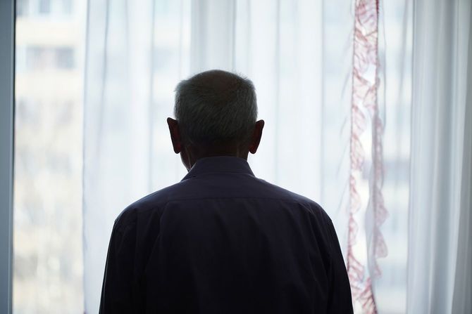 シニア男性のシルエット